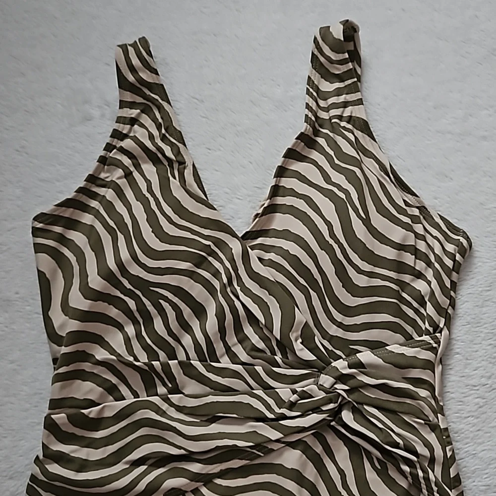 *NWT* Andie The Capri One Piece Swimsuit - Picture 5 of 13